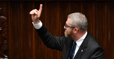 Skandaliczne zachowanie Grzegorza Brauna. Polityk PiS komentuje