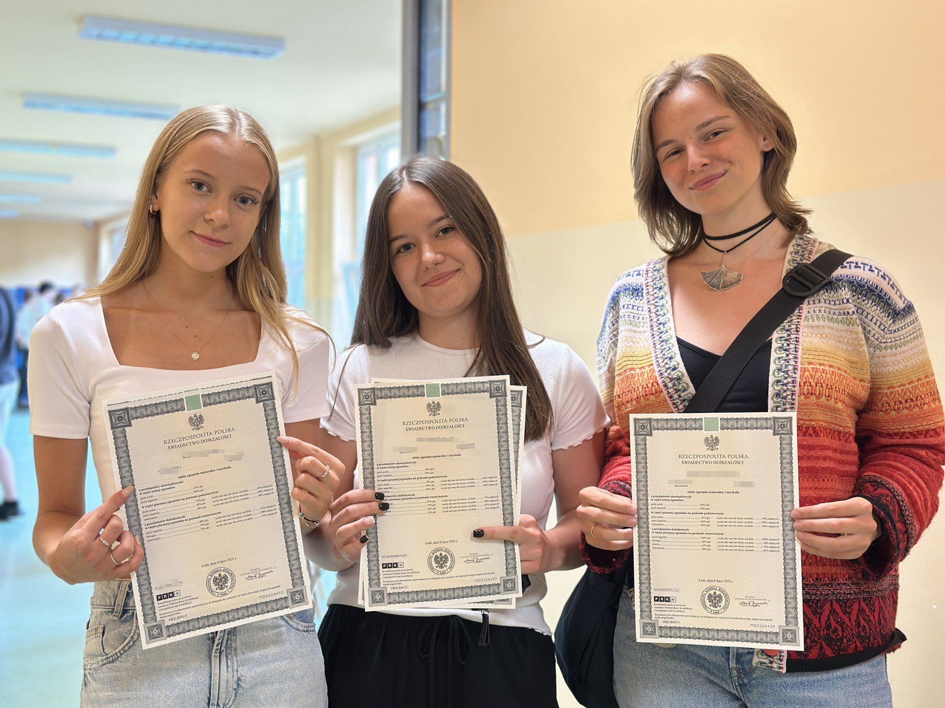 Absolwenci szkół średnich odebrali dziś świadectwa maturalne. Tak było dziś w I LO, II LO i VI LO w Bełchatowie