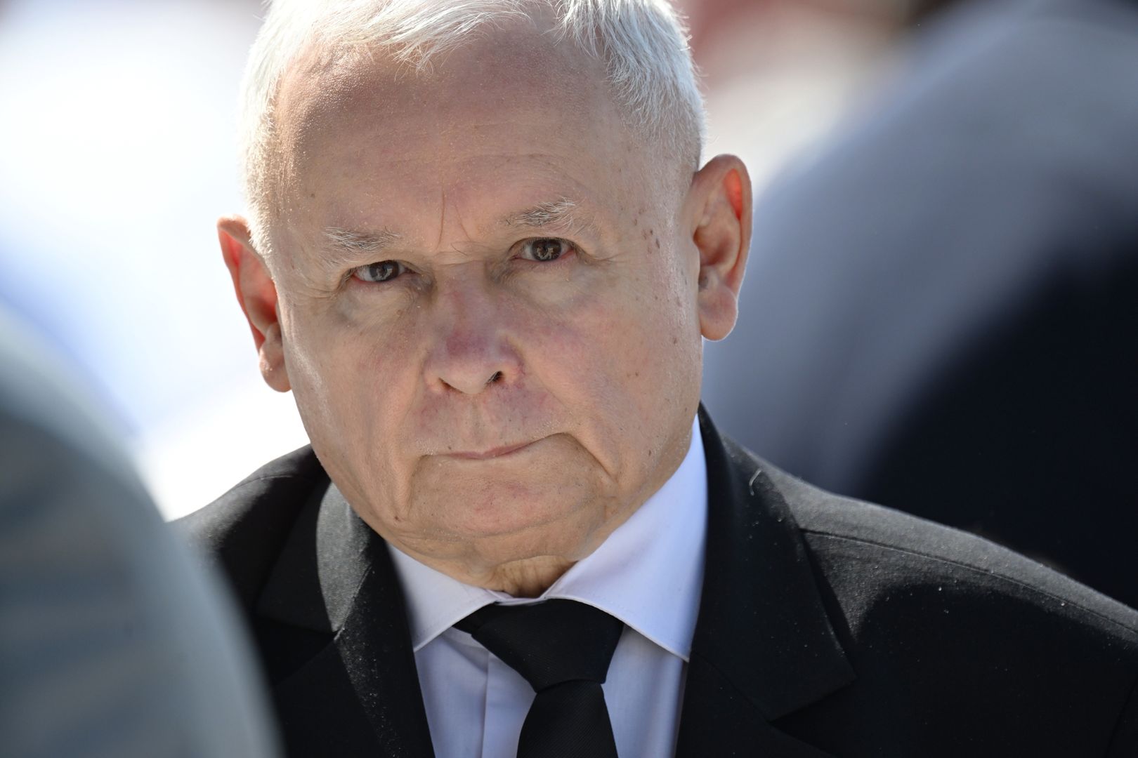 Markowa, 10.09.2023. Prezes PiS Jarosław Kaczyński uczestniczy w mszy świętej, sprawowanej w ramach uroczystości beatyfikacyjnych rodziny Ulmów na stadionie w Markowej, 10 bm. 24 marca 1944 r. w Markowej na Podkarpaciu niemieccy żandarmi zamordowali ośmioro Żydów, Józefa Ulmę, jego żonę Wiktorię, będącą w ostatnim miesiącu ciąży oraz ich dzieci. Ogłoszeni Sprawiedliwymi Wśród Narodów Świata w 1995 roku Ulmowie od 10 września są - wraz z dziećmi - błogosławieni. (ad) PAP/Darek Delmanowicz