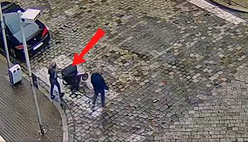 Kobieta z wózkiem na przejściu we Wrocławiu. Spójrz na 4 samochody
