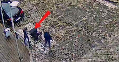 Kobieta z wózkiem na przejściu we Wrocławiu. Spójrz na 4 samochody