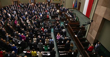 Sondaż partyjny. Dwa ugrupowania na remis