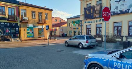 Potrącenie kobiety na przejściu dla pieszych. Kierowca nie miał uprawnień do kierowania pojazdem