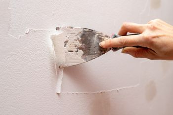 Jak usunąć starą farbę ze ściany? Prosty sposób, który znają fachowcy