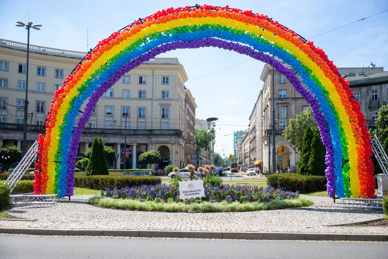 Warszawa. Tęcza ponownie na pl. Zbawiciela. "Dziś ostatni dzień #pridemonth"