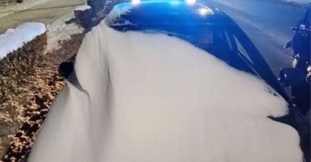 Tak odśnieżył auto. Funkcjonariusze dali mu najwyższy możliwy mandat