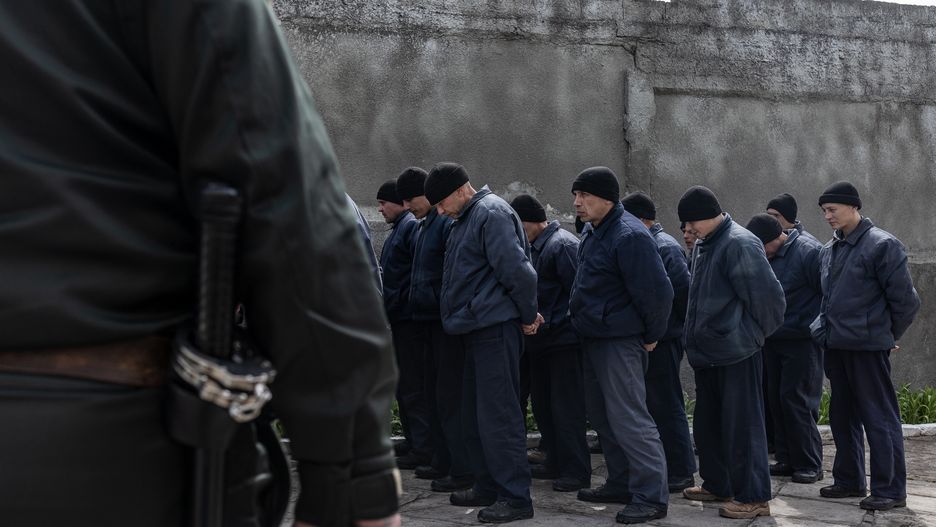 Grupa rosyjskich żołnierzy w więzieniu na Ukrainie. Zdjęcie ilustracyjne