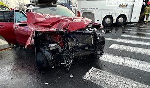 Zderzenie autokaru i osobówki. Zmiażdżony mercedes, sześć osób w szpitalu