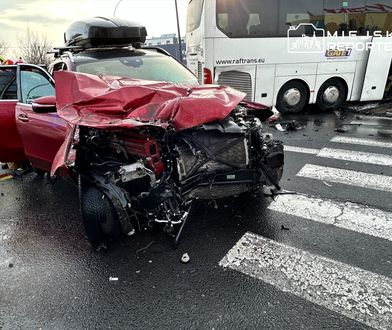 Zderzenie autokaru i osobówki. Zmiażdżony mercedes, sześć osób w szpitalu