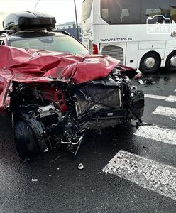 Zderzenie autokaru i osobówki. Zmiażdżony mercedes, sześć osób w szpitalu