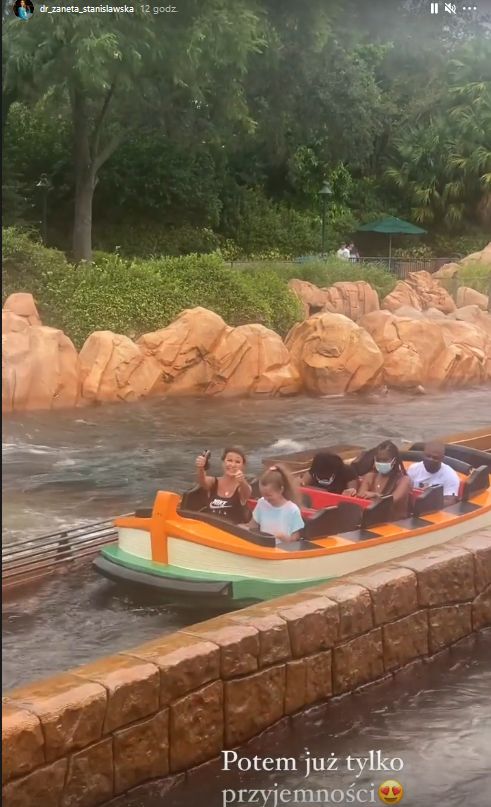 Żaneta Gortat z mężem Marcinem i córką karmią płaszczki w parku wodnym na Florydzie