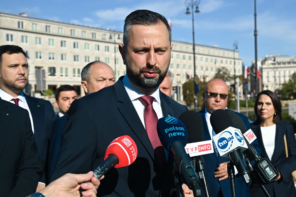 Warszawa, 15.08.2024. Wicepremier, minister obrony narodowej Władysław Kosiniak-Kamysz przemawia na konferencji prasowej przed pomnikiem Wincentego Witosa w Warszawie, 15 bm. Trwają obchody Święta Wojska Polskiego. (aldg) PAP/Radek Pietruszka