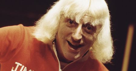 Papież odznaczył go orderem. Był bohaterem i "zbawcą". Pośmiertne śledztwo ujawniło potworne historie o Jimmym Savile’u
