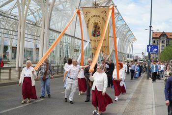 Uroczystości Bożego Ciała w Łodzi poprowadził kardynał Grzegorz Ryś, nuncjusz w Łowiczu, a w Spycimierzu stąpano po kwietnych kobiercach