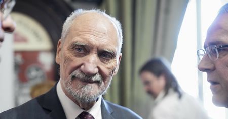 Widać zmianę u Macierewicza. Tak teraz porusza się po Warszawie