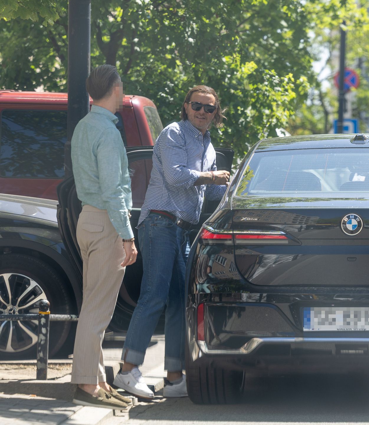 Radosław Majdan parkuje BMW na ulicy