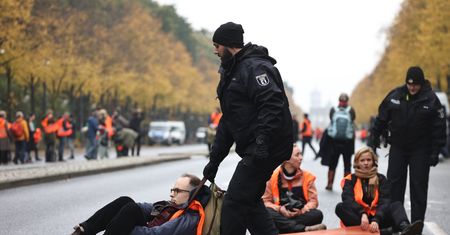 "Zorganizowana grupa przestępcza". Sąd nie miał litości dla przyklejonych aktywistów