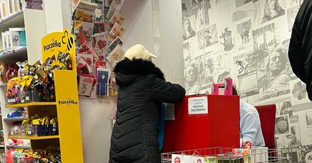 Policjantka złapała za aparat na poczcie. Oto co zrobiła seniorka