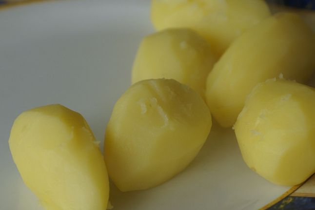 Ugotowane ziemniaki wymieszaj z cebulą i twarogiem