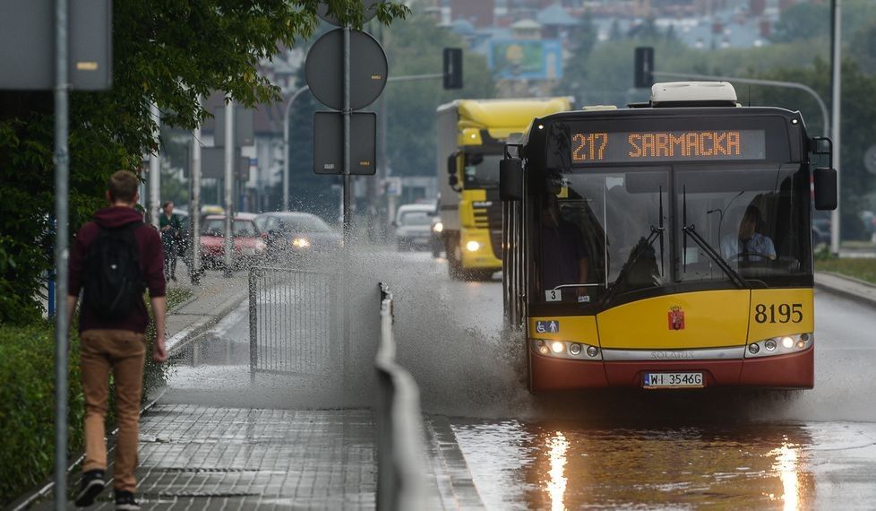 Deszcz zalał Warszawę. Nieczynne dwie stacje metra, sporo utrudnień na ulicach