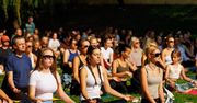 Białystok: Plenerowa lekcja jogi. Tłumy w Ogrodzie Branickich