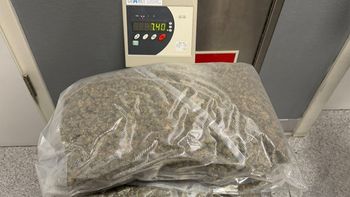 Marihuana z Kanady ukryta w paczkach z ubraniami.