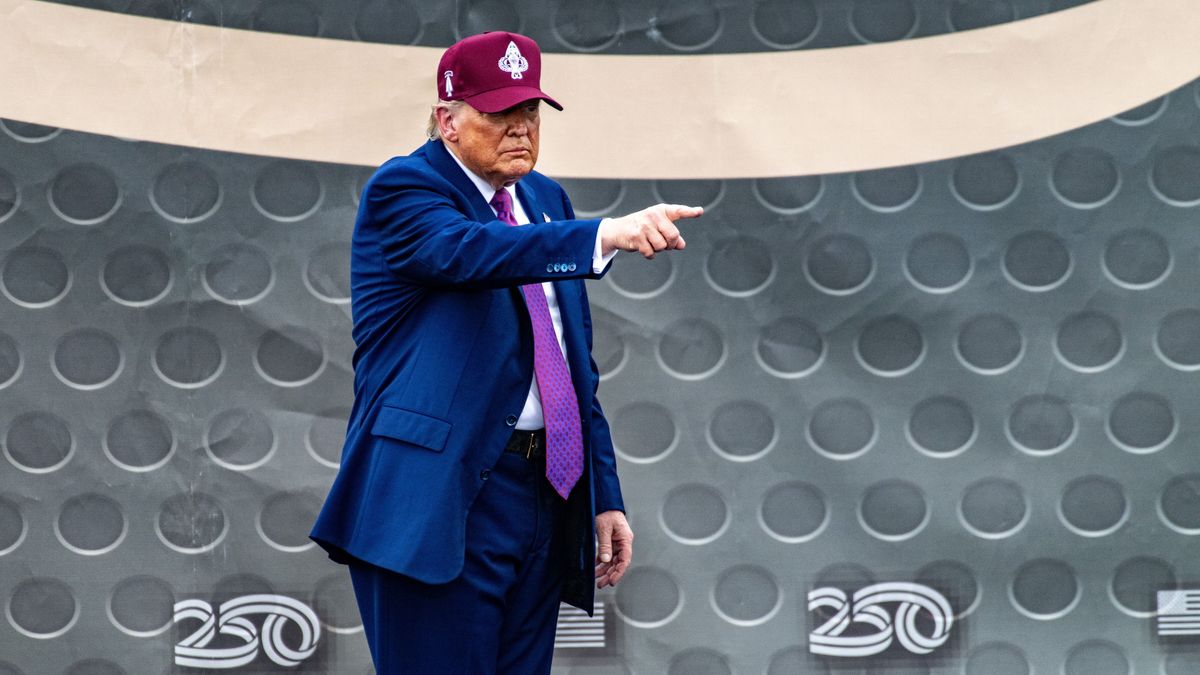 US President Trump visits Fort Bragg to celebrate US Army's 250th anniversary
epa12169162 US President Donald Trump gestures as he speak at Fort Bragg to celebrate the US Army's 250th anniversary at Pike Field at Fort Bragg, North Carolina, USA, 10 June 2025. Fort Bragg is home to the 82nd Airborne Division, Joint Special Operations Command and other units.  EPA/STAN GILLILAND 
Dostawca: PAP/EPA.
STAN GILLILAND
US Army
