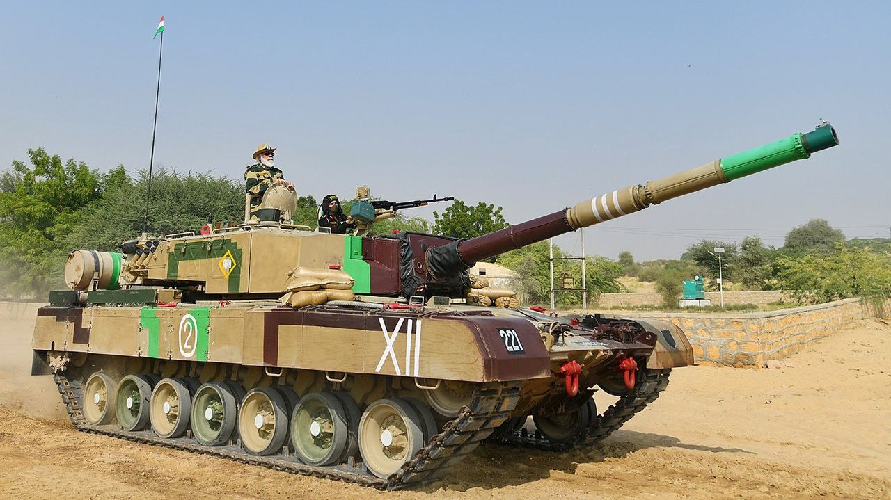 Premier Indii Narendra Modi w czołgu Arjun na poligonie Longewala w Jaisalmerze