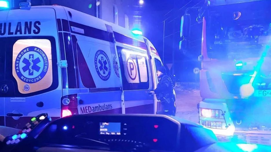 Trzy dziewczynki po udzieleniu im pomocy przez strażaków zostały karetkami zabrane do szpitala