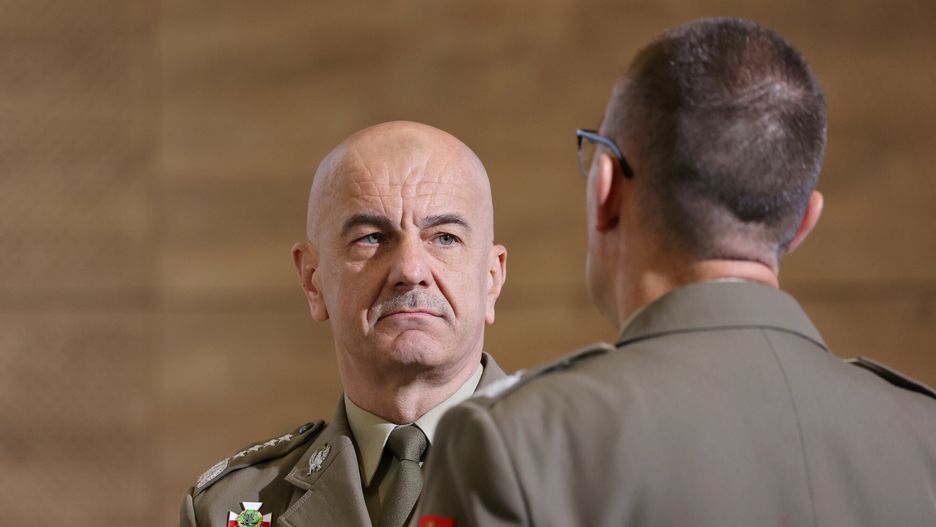 Szef Sztabu Generalnego Wojska Polskiego Rajmund Andrzejczak oraz dowódca Operacyjny Rodzajów Sil Zbrojnych gen. broni Tomasz Piotrowski (tylem)