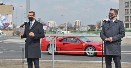 Ferrari F40 skradło show premierowi. Niezwykły "gość" konferencji w Katowicach