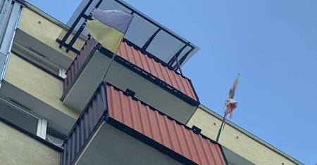 Flagi narodowe Polski i Ukrainy były brudne i podarte. Interweniowali strażnicy miejscy