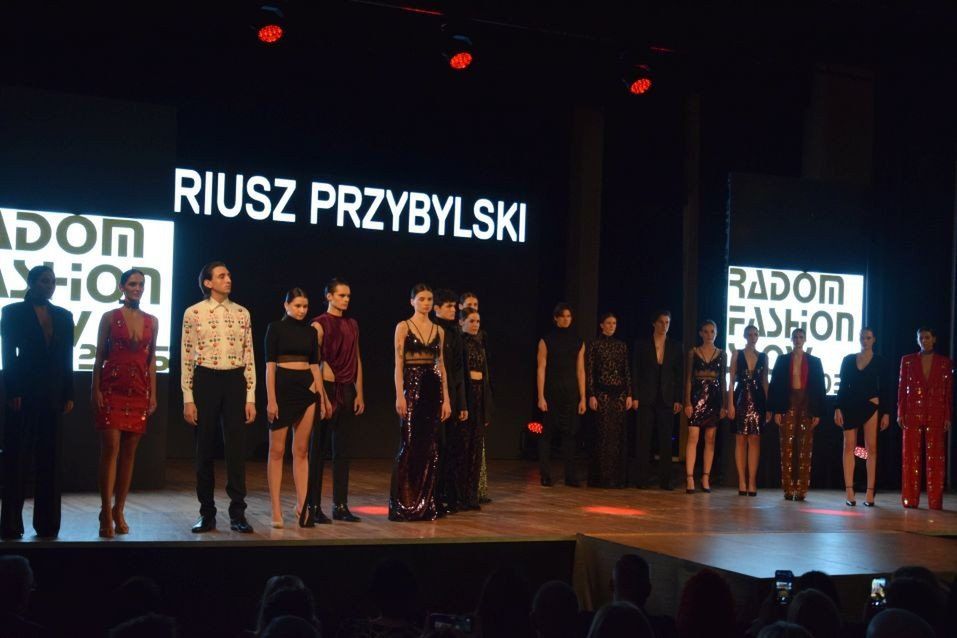 Publiczność Radom Fashion Show 2025 zobaczył kolekcję Warm-Up Mariusza przybylskiego, która powstała na jubileusz 20-lecia pracy artysty, 