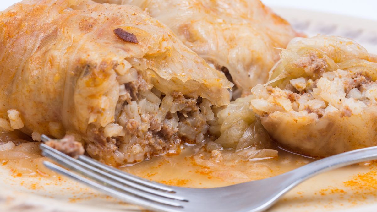 Gołąbki podaj klasycznie z sosem pomidorowym lub grzybowym