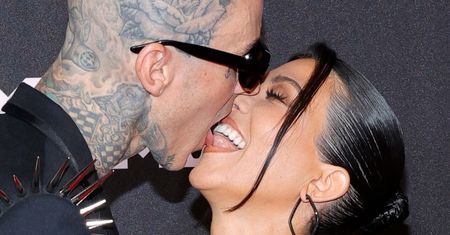U Kourtney Kardashian i Travisa Barkera BEZ ZMIAN: Migdalą się na tle kościotrupów (ZDJĘCIA)