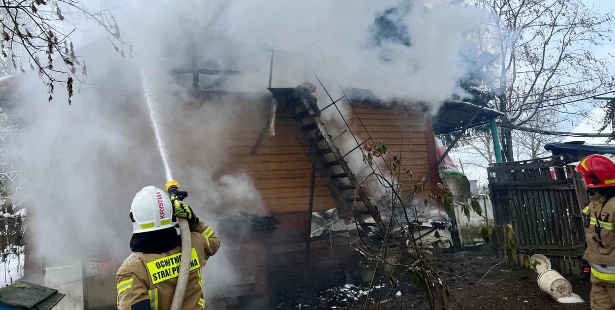 Budziska: Strażacy walczą z pożarem drewnianego budynku mieszkalnego