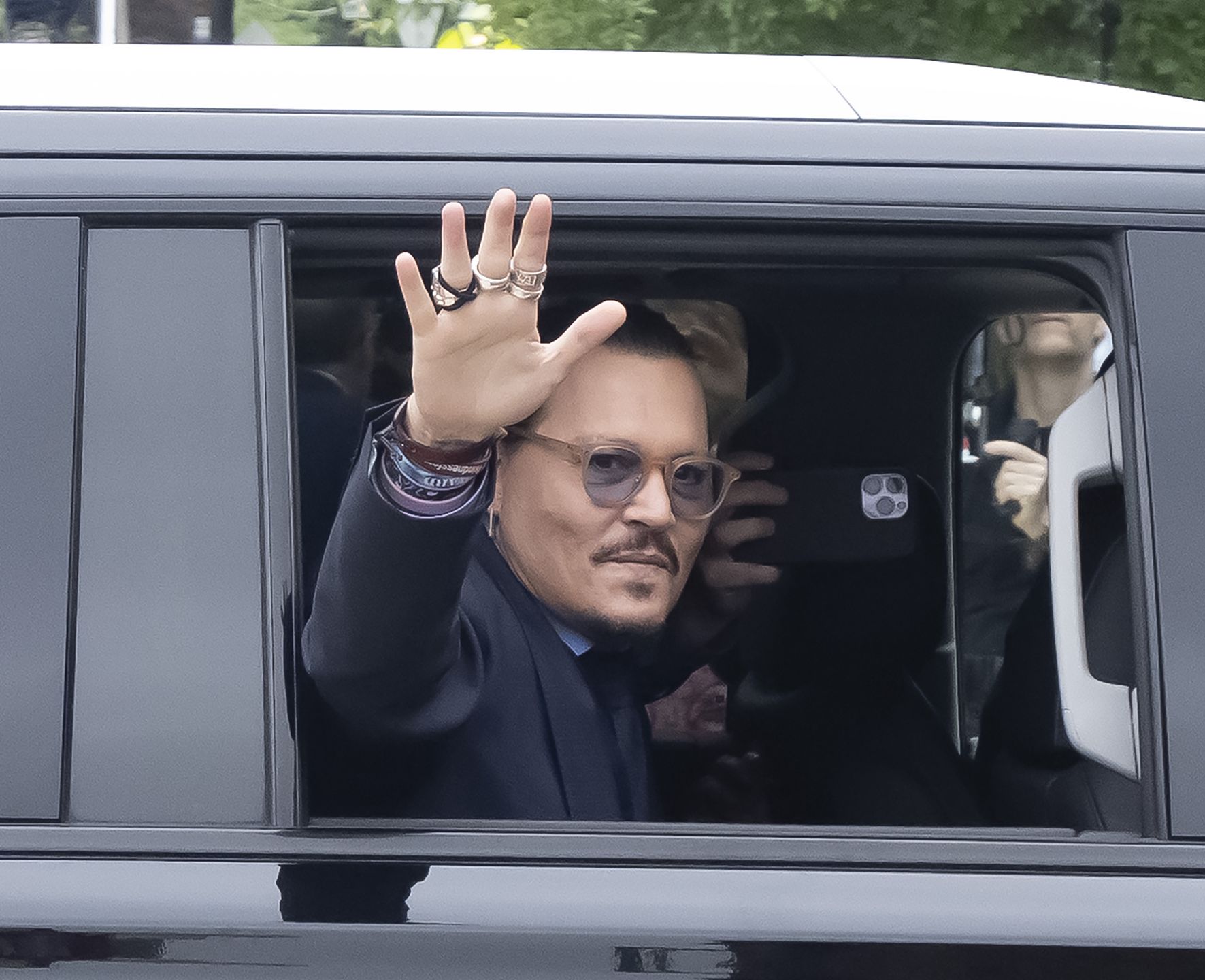 Johnny Depp pozdrawia fanów czekających na niego przed sądem