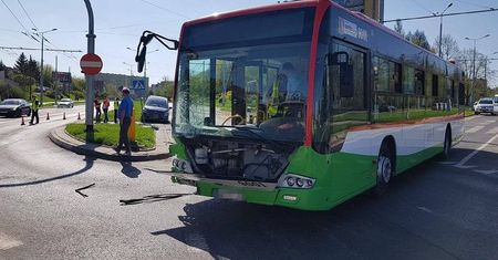LUBLIN: Autobus zderzył się z osobówką. Sześć osób rannych