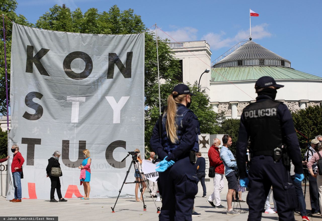 Wybory 2020. Obywatele RP protestują przed Sejmem. Na Wiejskiej rozwinięto "Konstytucję"