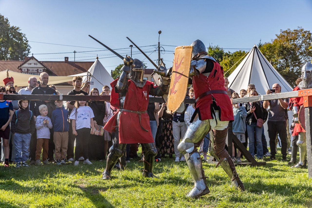 Niepołomice: Pola Chwały 2025. Niepołomicami znów zawładnęli miłośnicy historii i militariów. Wśród wydarzeń koronacja Chrobrego i Hołd Pruski