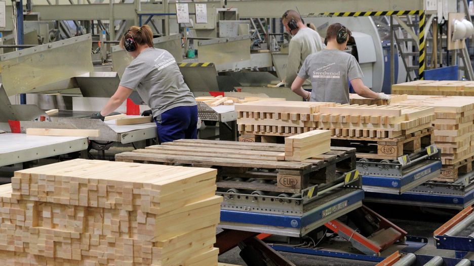 Fabryka Ikea
Wielbark, 23.04.2015. 
Linia produkcyjna w fabryce mebli sp�ki Ikea Industry Poland. 
Zak�ad produkuje drewniane meble dla sieci sklep�w IKEA. soa 
PAP/Tomasz Waszczuk
Tomasz Waszczuk
fabryka mebli, IKEA, Ikea Industry Poland, meble, przemys� drzewny, przemys� meblarski