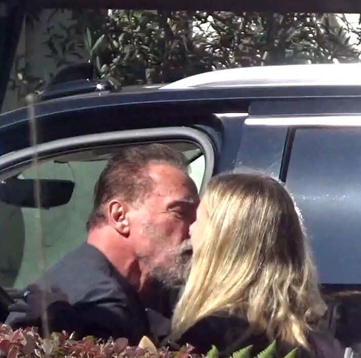 Arnold Schwarzenegger całuje się z tajemniczą kobietą