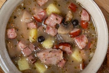 "Bieda zupa", którą babcia gotowała częściej niż rosół. Dziś większość nawet nie kojarzy nazwy