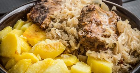 Plastry karkówki układam na blaszce i przykrywam 3 składnikami. Jest obłędnie miękka i soczysta