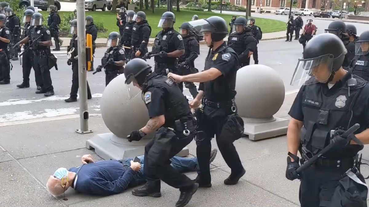 75-latek został zaatakowany przez policjantów. 