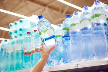 Pijesz wodę z plastikowych butelek? Sprawdź, co się dzieje wtedy z twoim organizmem
