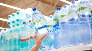 Pijesz wodę z plastikowych butelek? Sprawdź, co się dzieje wtedy z twoim organizmem