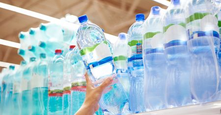 Pijesz wodę z plastikowych butelek? Sprawdź, co się dzieje wtedy z twoim organizmem