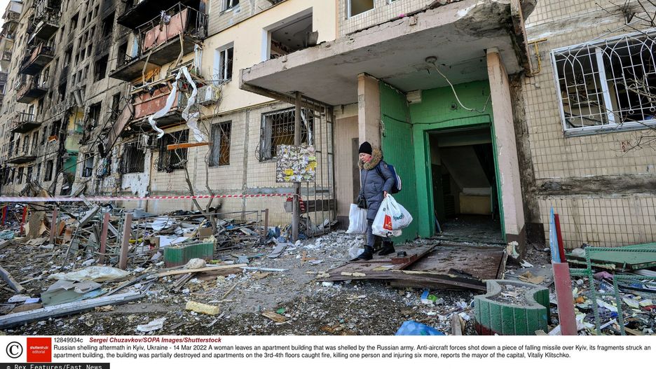 Wojna w Ukrainie - ostrzelany blok w KijowieMandatory Credit: Photo by Sergei Chuzavkov/SOPA Images/Shutterstock (12849934c)  A woman leaves an apartment building that was shelled by the Russian army. Anti-aircraft forces shot down a piece of falling missile over Kyiv, its fragments struck an apartment building, the building was partially destroyed and apartments on the 3rd-4th floors caught fire, killing one person and injuring six more, reports the mayor of the capital, Vitaliy Klitschko.  Russian shelling aftermath in Kyiv, Ukraine - 14 Mar 2022Sergei Chuzavkov/SOPA Images/Shutterstock