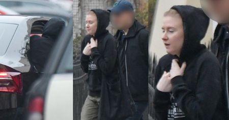 Zakapturzona Kinga Duda przemyka do czarnej skody superb. Poznalibyście ją na ulicy? (ZDJĘCIA)